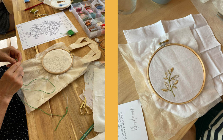 Links: er ligt een totebag met borduurring op tafel. Rechts: close-up van witte stof in een borduurring met plantenmotief.