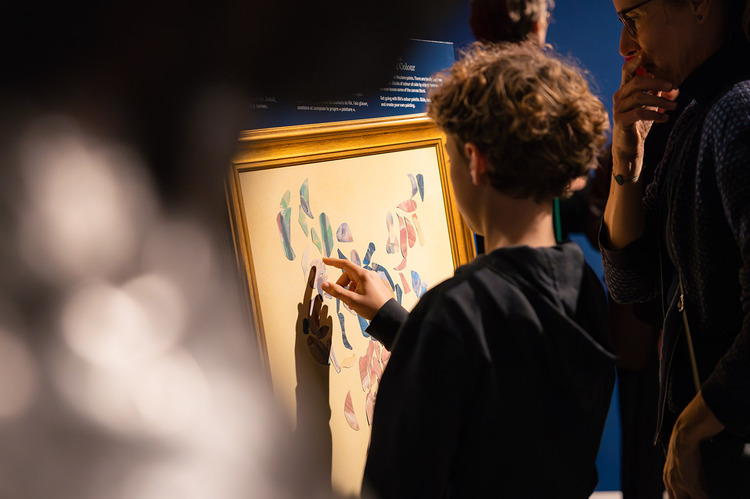 Een kind maakt een abstract kunstwerk met kleurvlakken.