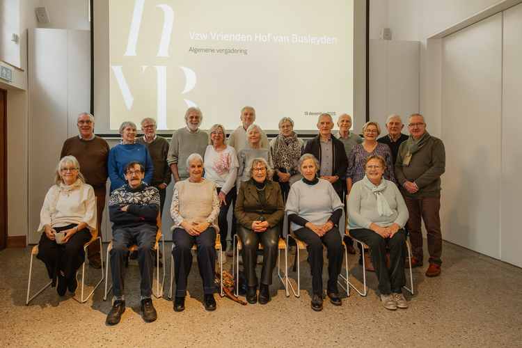 Een groepsfoto van de vrienden van het museum, de eerste rij mensen zit neer en de anderen staan achter hen.
