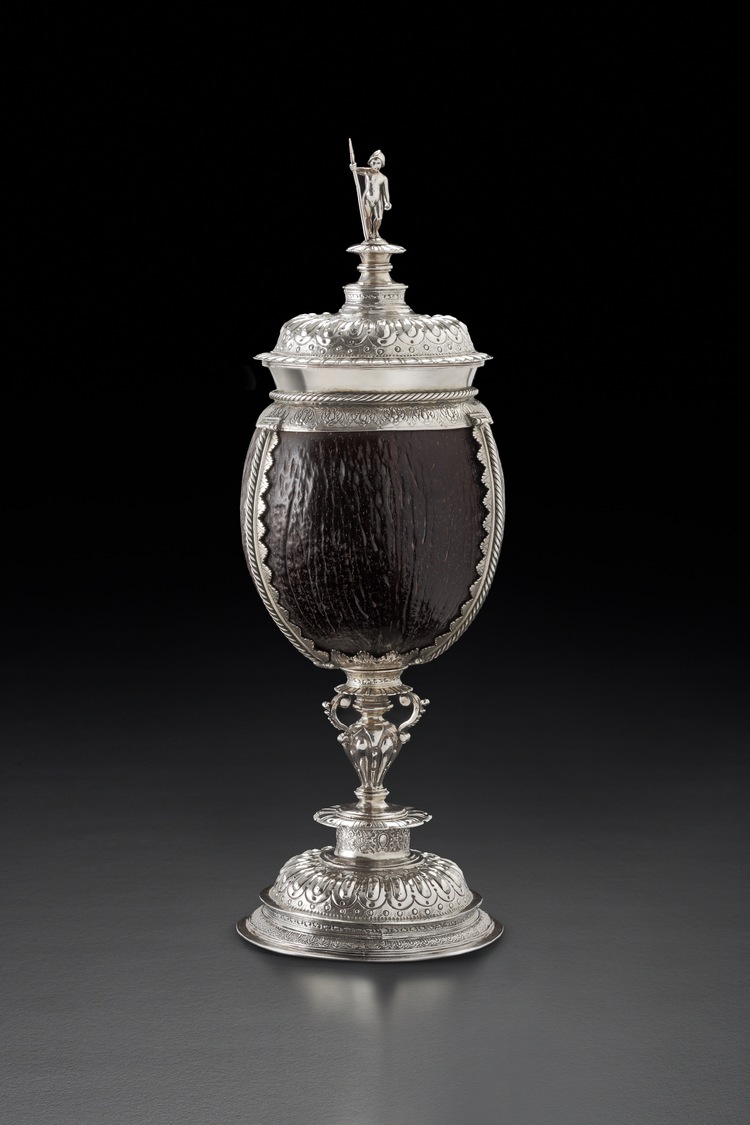 Een ornamentale beker gemaakt uit zilver en kokosnoot.
